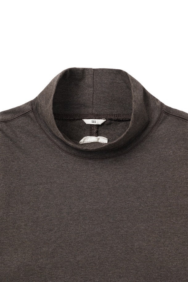 가을, 겨울 시즌, 남성을 위한 크롭 루즈드 터틀넥 티셔츠입니다. 차콜, 네이비 두 가지 멜란지 컬러로 출시되었으며, 베이직하고 미니멀한 스타일을 연출합니다. 부드러운 면 소재에 두꺼운 두께감으로 포근함을 더하고, 8cm 높이의 터틀넥 디자인이 특징입니다. 배색 스티치 포인트와 루즈핏, 긴 소매 기장으로 트렌디함을 강조했으며, 일상 및 출근룩에 활용하기 좋습니다. 기계 세탁이 가능하여 관리가 용이합니다.
