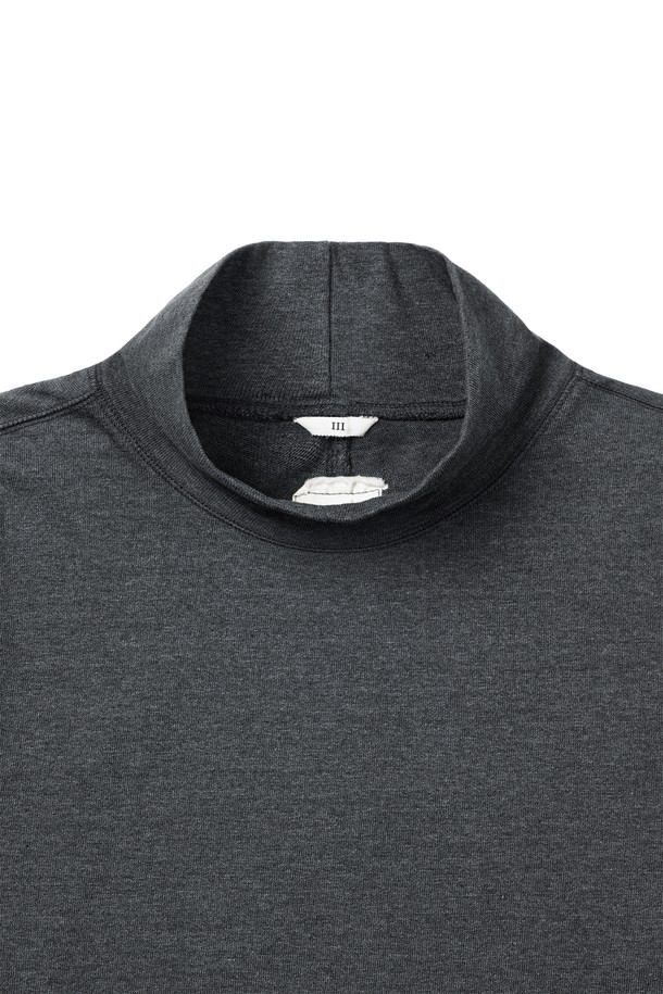 **크롭 루즈드 터틀넥 티셔츠**는 가을, 겨울 시즌에 어울리는 여성 및 남성 공용 티셔츠입니다. 부드러운 면 소재로 제작되었으며, 멜란지 컬러와 배색 스티치 포인트가 특징입니다. 루즈핏 크롭 기장으로 트렌디한 스타일을 연출하며, 8cm 높이의 터틀넥 디자인으로 보온성을 높였습니다. 네이비와 차콜 두 가지 색상으로 출시되었으며, 출근룩과 모임룩, 미니멀, 클래식, 캐주얼 스타일에 모두 잘 어울립니다. 기계 세탁이 가능하여 관리가 용이합니다.
