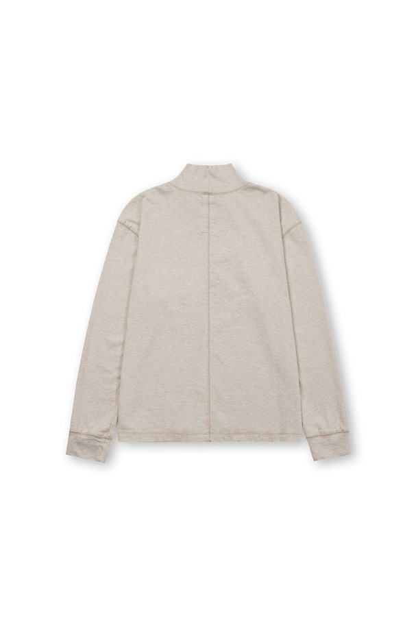 **크롭 루즈드 터틀넥 티셔츠**는 베이직하면서도 미니멀한 스타일을 추구하는 분들을 위한 아이템입니다. 가을, 겨울 시즌에 어울리는 부드러운 면 소재로 제작되었으며, 멜란지 베이지 컬러가 은은한 분위기를 자아냅니다. 루즈핏과 크롭 기장으로 트렌디함을 더하고, 배색 스티치 포인트가 밋밋함을 덜어줍니다. 터틀넥 디자인으로 보온성을 높였으며, 출근룩과 모임룩 등 다양한 TPO에 활용 가능합니다.
