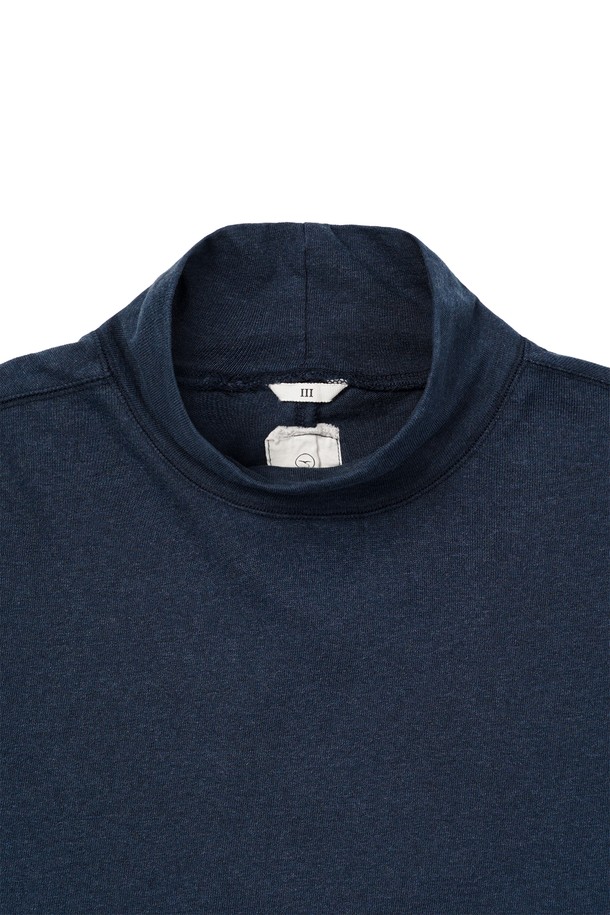 가을, 겨울 시즌에 어울리는 크롭 루즈드 터틀넥 티셔츠입니다. 부드러운 면 소재로 제작되어 편안한 착용감을 선사하며, 멜란지 컬러와 배색 스티치 포인트가 은은한 멋을 더합니다. 8cm 높이의 터틀넥 디자인과 루즈핏으로 트렌디한 스타일을 연출하며, 출근룩이나 모임룩 등 다양한 TPO에 활용 가능합니다. 미니멀, 클래식, 캐주얼 등 어떤 스타일에도 잘 어울리는 활용도 높은 아이템으로, 네이비와 차콜 두 가지 색상으로 만나보세요. 기계세탁이 가능하여 관리가 용이합니다.
