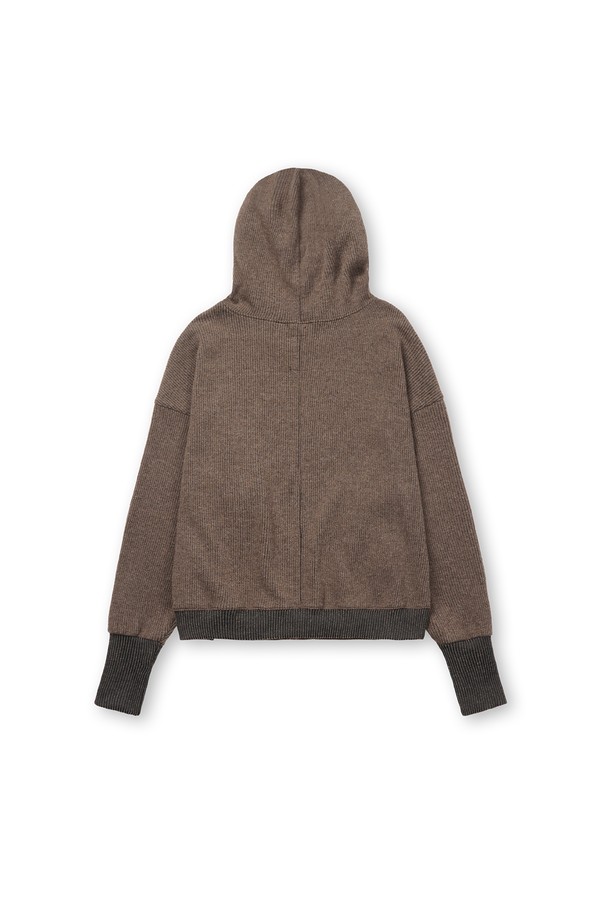 부드러운 울과 폴리에스테르 혼방 소재로 제작된 바라클라바 후디입니다. 멜란지 브라운 컬러와 골지 패턴이 포근하고 따뜻한 느낌을 주며, 가을, 겨울철에 착용하기 좋습니다. 루즈핏으로 편안한 착용감을 선사하며, 핑거홀과 배색 디테일이 돋보입니다. 후드가 있어 보온성을 높였으며, 집콕룩, 산책룩, 여행룩 등 다양한 TPO에 캐주얼, 미니멀, 스포티한 스타일로 활용하기 좋습니다. 두꺼운 두께감으로 추운 날씨에도 든든하게 몸을 감싸줍니다.
