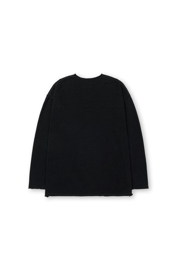 벨베티 컷 오프 롱 슬리브는 부드러운 벨벳 터치감으로 포근한 착용감을 선사합니다. 가먼트 워싱 처리로 자연스러운 멋을 더했으며, 컷오프 디테일과 어깨 제감 바인딩, 체인스티치로 포인트를 주어 미니멀하면서도 개성 있는 스타일을 연출합니다. 사계절 내내 활용 가능한 두꺼운 면 소재의 레귤러핏 티셔츠로, 출근룩이나 모임룩 등 다양한 TPO에 맞춰 클래식하고 캐주얼하게 스타일링할 수 있습니다. 라운드넥 디자인과 무지 패턴의 블랙 컬러는 어떤 코디에도 쉽게 매치되어 활용도가 높습니다.
