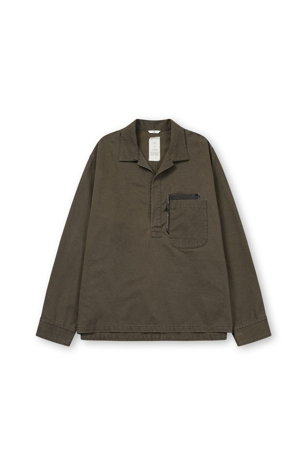 **도트 패치 풀오버 셔츠**는 남녀 모두 착용 가능한 캐주얼, 미니멀 스타일의 긴소매 셔츠입니다. 브라운 컬러의 면 소재로 제작되었으며, 튜닉 셔츠 스타일과 풀오버 디자인이 특징입니다. 뻣뻣한 촉감과 두꺼운 두께감으로 봄, 가을에 적합하며, 오버핏으로 편안하게 착용할 수 있습니다. 도트 무늬가 돋보이며, 앞 중심이 깊게 파인 브이넥 디자인으로 레이어드하여 다양한 스타일을 연출할 수 있습니다. 피그먼트 염색 기법을 사용하여 빈티지한 느낌을 더했습니다.
