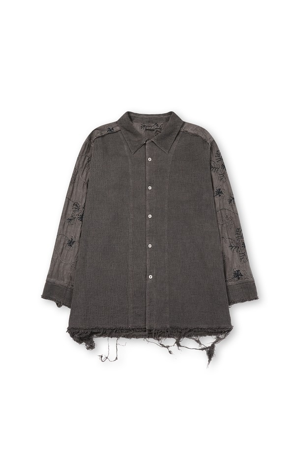 가을, 데이트룩을 위한 빈티지 무드의 다잉 플라워 셔츠입니다. 차이나칼라와 레귤러핏으로 클래식, 캐주얼, 레트로 스타일을 모두 소화합니다. 면 소재에 도톰한 두께감으로 제작되었으며, 가먼트 피그먼트 다잉 처리와 바이오 워싱을 통해 독특한 촉감을 선사합니다. 플라워 패턴과 컷오프, 올풀림 디테일이 돋보이며, 너트 단추를 사용하여 빈티지한 멋을 더했습니다. 긴 소매 기장의 레귤러핏 셔츠로, 어떤 하의와도 멋스럽게 어울립니다.
