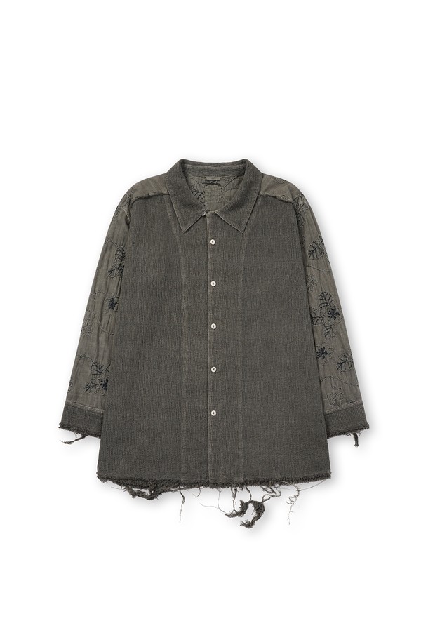 빈티지 무드의 다잉 플라워 셔츠입니다. 오프화이트 컬러 바탕에 플라워 패턴이 돋보이며, 가을에 어울리는 도톰한 두께감으로 제작되었습니다. 가먼트 피그먼트 다잉 처리와 바이오 워싱을 통해 독특한 촉감을 선사하며, 컷오프 및 올풀림 디테일로 유니크한 멋을 더했습니다. 레귤러핏으로 제작되어 편안하며, 너트 단추와 셔츠칼라 디자인으로 클래식하면서도 레트로한 스타일을 연출합니다. 데이트룩, 모임룩, 여행룩 등 다양한 TPO에 활용할 수 있는 캐주얼 셔츠입니다.
