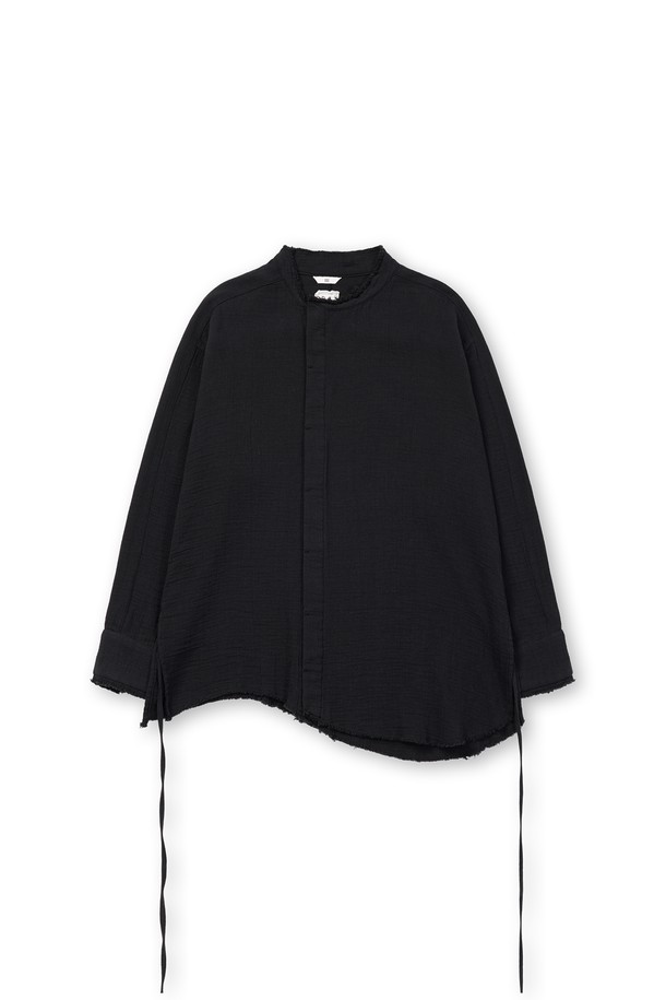 부드러운 면 소재의 거즈 이중직으로 제작되어 편안한 착용감을 선사하는 롱 셔츠입니다. 미니멀한 무드를 연출하며, 봄, 여름, 가을 세 계절 모두 활용 가능합니다. 차이나 칼라와 히든 버튼 여밈, 롱 기장으로 세련된 핏을 완성합니다. 불규칙 컷오프 마감과 레이어드 스타일, 스트링 여밈 디테일이 돋보입니다. 데이트룩, 모임룩 등 다양한 TPO에 미니멀, 클래식, 캐주얼 스타일로 연출하기 좋습니다.
