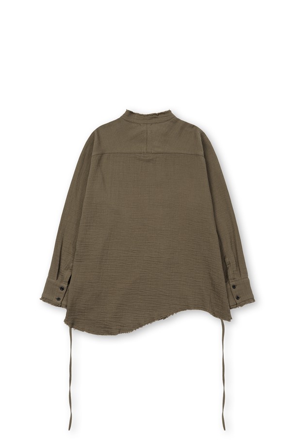 부드러운 면 소재의 거즈 레이어드 롱 셔츠입니다. 브라운 컬러의 셔츠로, 봄, 가을에 착용하기 좋습니다. 얇은 두께감과 레귤러핏으로 편안한 착용감을 선사하며, 베이직하고 캐주얼한 스타일을 연출합니다. 차이나칼라와 긴 소매, 히든버튼 여밈 방식이 특징이며, 이중직 거즈 소재와 불규칙 컷오프 마감, 동양적 여밈 방식, 스트링 디테일로 포인트를 더했습니다. 캐주얼, 미니멀, 클래식 스타일을 즐기는 남성분들께 추천합니다.
