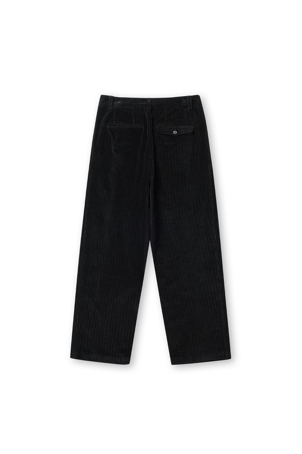 세련된 남성 출근룩을 완성하는 투 턱 코듀로이 팬츠입니다. 부드러운 코듀로이, 면, 폴리우레탄 혼방 소재로 제작되어 가을과 겨울, 따뜻하고 편안한 착용감을 선사합니다. 클래식하고 캐주얼한 무드를 넘나드는 벌룬핏과 무지 디자인은 미니멀한 스타일을 연출하며, 투 턱 디테일이 은은한 포인트를 더합니다. YKK 금속 지퍼, 소뿔 단추, 후면 비대칭 포켓, 가먼트 워싱 처리 등 섬세한 마감으로 완성도를 높였습니다. 블랙 컬러의 루즈핏 긴바지로, 어떤 상의와도 매치하기 용이합니다.
