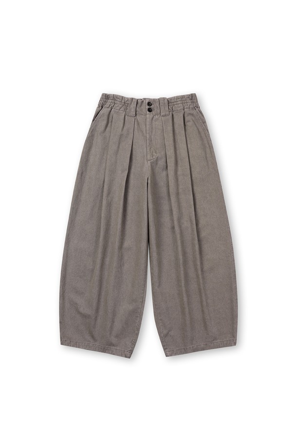 부드러운 면 소재에 도톰한 두께감으로 제작된 남성용 "문 자" 팬츠입니다. 그레이 컬러의 무지 디자인으로 미니멀하고 모던한 스타일을 연출하며, 편안한 루즈핏과 와이드, 벌룬핏의 조화로 트렌디함을 더했습니다. 피그먼트 염색, 바이오 워싱 가공, 2차 가먼트 워싱을 거쳐 빈티지한 매력을 살렸으며, 부드러운 촉감으로 편안한 착용감을 선사합니다. 소뿔 단추와 YKK 나일론 지퍼, 크롭 기장으로 디테일을 더해 산책룩, 집콕룩, 캐주얼, 클래식 등 다채로운 스타일링을 완성할 수 있습니다.
