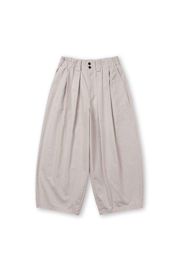 부드러운 면 소재로 제작되어 편안한 착용감을 선사하는 문 자 팬츠입니다. 그레이 컬러에 동양적, 빈티지 무드를 더했으며, 봄, 여름, 가을 3계절 모두 활용 가능한 실용적인 아이템입니다. 벌룬핏과 루즈핏으로 활동성을 높였으며, 크롭 기장으로 트렌디한 스타일을 연출합니다. 피그먼트 염색, 바이오 워싱 가공, 기모 처리, 소뿔 단추, YKK 나일론 양면지퍼, 2차 가먼트 워싱 등 섬세한 디테일로 완성도를 높였습니다. 산책룩, 집콕룩, 캐주얼, 미니멀, 스트리트 스타일을 모두 소화 가능한 만능 팬츠입니다.
