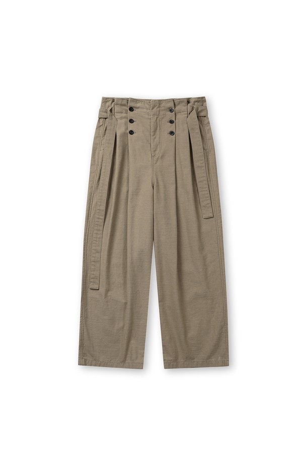 부드러운 면 소재의 슬럽 플리츠 벨티드 팬츠입니다. 빈티지하고 캐주얼한 스타일을 연출하기 좋으며, 봄, 가을에 착용하기 적합합니다. 루즈핏 와이드 레그 디자인으로 편안한 착용감을 선사하며, 벨트가 포함되어 있어 허리 라인을 잡아줍니다. 6개의 단추 디테일과 YKK 스냅 여밈, 가먼트 워싱 처리를 통해 완성도를 높였습니다. 베이지 컬러의 긴바지로, 일상생활에서 폭넓게 활용할 수 있습니다.
