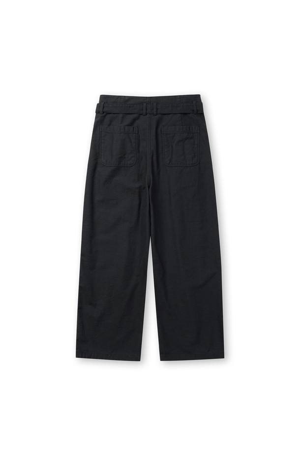 세련된 분위기를 연출하는 남성용 슬럽 플리츠 벨티드 팬츠입니다. 빈티지하면서도 캐주얼한 스타일로, 출근룩이나 비즈니스 캐주얼에 활용하기 좋습니다. 넉넉한 레귤러핏에 면 소재의 부드러운 촉감이 편안한 착용감을 선사합니다. 슬럽 패턴으로 은은한 멋을 더했으며, 6개의 소뿔 단추와 YKK 스냅 여밈, 허리 사이즈 조절 기능으로 실용성을 높였습니다. 가먼트 워싱 처리로 자연스러운 멋을 살린 블랙 컬러의 긴바지입니다.
