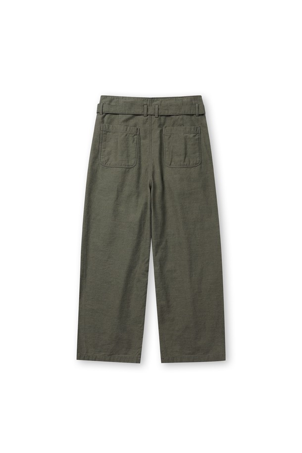 **슬럽 플리츠 벨티드 팬츠**는 봄, 여름, 가을 시즌에 착용하기 좋은 남성용 바지입니다. 카키와 올리브 두 가지 색상으로 출시되었으며, 슬럽 패턴의 면 소재로 제작되어 부드러운 촉감을 자랑합니다. 얇은 두께감과 루즈핏 와이드 스타일로 편안한 착용감을 선사하며, 6개의 소뿔 단추와 YKK 스냅 여밈, 가먼트 워싱 처리를 통해 빈티지하면서도 캐주얼한 무드를 연출합니다. 허리 사이즈 조절이 가능한 벨트형 밴딩 디자인으로, 일상복으로 활용하기 좋습니다.
