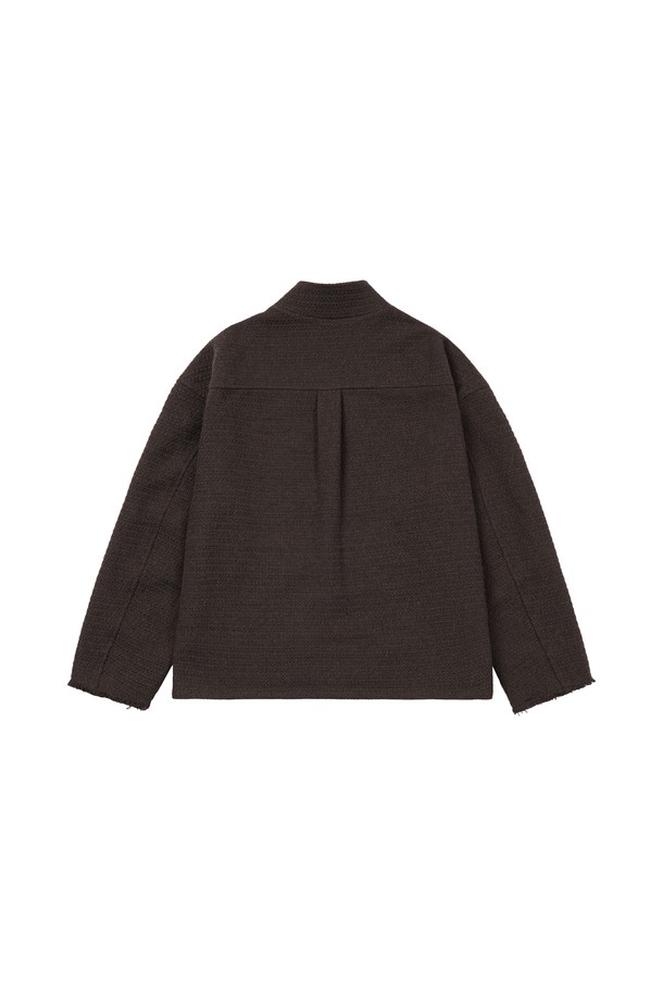 세련된 무드의 카라리스 트위드 가디건입니다. 울과 폴리에스터 혼방 소재로 제작되어 간절기에 포근함을 선사하며, 레귤러핏 디자인으로 편안하게 착용할 수 있습니다. 브라운, 다크브라운 두 가지 색상으로 출시되었으며, 모던하고 미니멀한 스타일을 연출하기 좋습니다. 칼라리스 디자인과 구김이 적은 소재, 기계세탁 가능하여 실용성을 높였습니다. 출근룩과 모임룩, 그리고 클래식, 미니멀, 캐주얼 등 다양한 스타일과 매치하여 멋스러운 룩을 완성해보세요.
