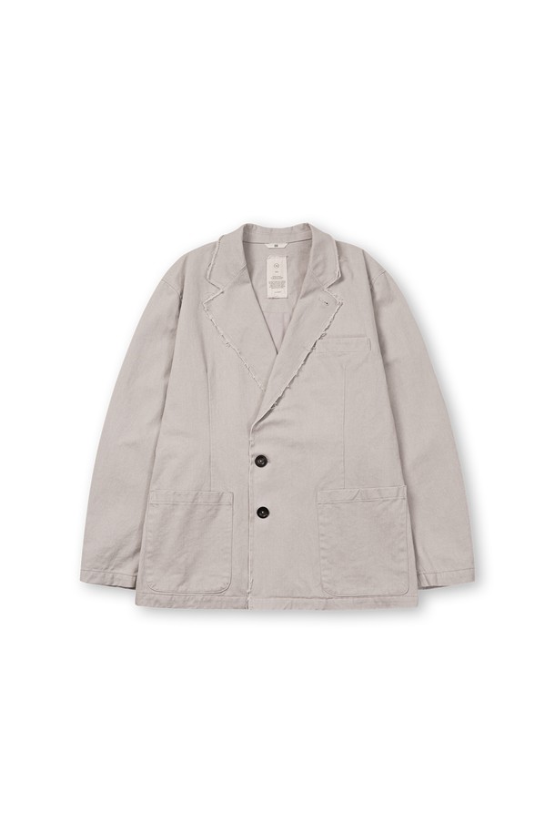 빈티지 컷 오프 블레이저는 남성용 아우터로, 봄, 가을에 착용하기 좋습니다. 베이지와 그레이 두 가지 색상으로 출시되었으며, 컷 오프 디테일과 가먼트 워싱, 피그먼트 염색 기법이 빈티지한 무드를 더합니다. 스탠드업 칼라와 패드리스 디자인으로 편안한 착용감을 선사하며, 루즈핏과 싱글 버튼 여밈으로 캐주얼하고 클래식한 스타일을 연출합니다. 면 소재의 도톰한 두께감과 부드러운 촉감, 긴 소매 기장이 특징이며, 출근룩과 비즈니스 캐주얼에 활용하기 좋습니다.
