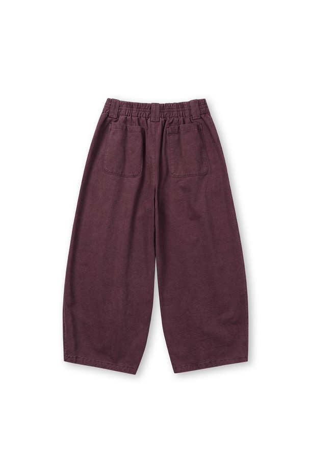 부드러운 면 소재에 톤 다운된 퍼플 컬러가 매력적인 "문 자" 팬츠입니다. 동양적인 무드와 빈티지한 감성을 동시에 느낄 수 있으며, 사계절 내내 활용하기 좋습니다. 벌룬핏 루즈핏 디자인에 크롭 기장으로 트렌디함을 더했고, 피그먼트 염색과 바이오 워싱 가공, 2차 가먼트 워싱을 거쳐 자연스러운 멋을 살렸습니다. 밴딩 이밴드와 소뿔 단추, YKK 나일론 양면지퍼 디테일로 편안함과 퀄리티를 높였으며, 산책룩이나 집콕룩, 캐주얼 및 미니멀 스타일 모두 소화 가능합니다. 도톰한 두께감과 부드러운 촉감으로 편안하게 착용할 수 있습니다.
