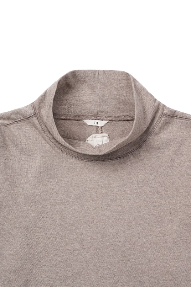 멜란지 컬러의 크롭 루즈드 터틀넥 티셔츠입니다. 면 소재로 제작되어 부드러운 촉감을 선사하며, 가을/겨울 시즌에 착용하기 좋습니다. 8cm 높이의 터틀넥 디자인과 배색 컬러 스티치 포인트가 특징이며, 넥 너비가 넓어 입고 벗기 용이합니다. 루즈핏으로 편안한 착용감을 제공하며, 베이직한 스타일로 출근룩, 모임룩, 클래식, 미니멀, 캐주얼 등 다양한 TPO와 스타일에 매치하기 좋습니다. 긴소매와 두꺼운 두께감으로 따뜻하게 착용할 수 있습니다.
