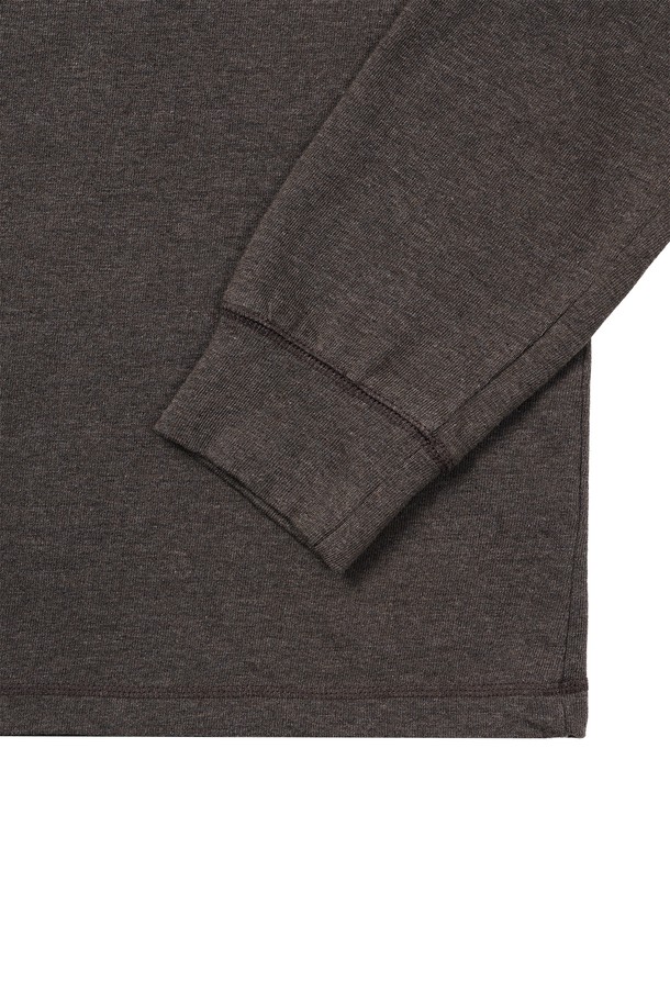 가을, 겨울 시즌, 남성을 위한 크롭 루즈드 터틀넥 티셔츠입니다. 차콜, 네이비 두 가지 멜란지 컬러로 출시되었으며, 베이직하고 미니멀한 스타일을 연출합니다. 부드러운 면 소재에 두꺼운 두께감으로 포근함을 더하고, 8cm 높이의 터틀넥 디자인이 특징입니다. 배색 스티치 포인트와 루즈핏, 긴 소매 기장으로 트렌디함을 강조했으며, 일상 및 출근룩에 활용하기 좋습니다. 기계 세탁이 가능하여 관리가 용이합니다.
