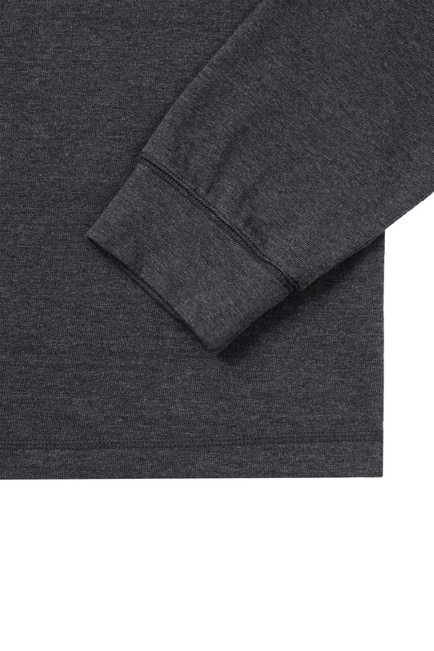 **크롭 루즈드 터틀넥 티셔츠**는 가을, 겨울 시즌에 어울리는 여성 및 남성 공용 티셔츠입니다. 부드러운 면 소재로 제작되었으며, 멜란지 컬러와 배색 스티치 포인트가 특징입니다. 루즈핏 크롭 기장으로 트렌디한 스타일을 연출하며, 8cm 높이의 터틀넥 디자인으로 보온성을 높였습니다. 네이비와 차콜 두 가지 색상으로 출시되었으며, 출근룩과 모임룩, 미니멀, 클래식, 캐주얼 스타일에 모두 잘 어울립니다. 기계 세탁이 가능하여 관리가 용이합니다.
