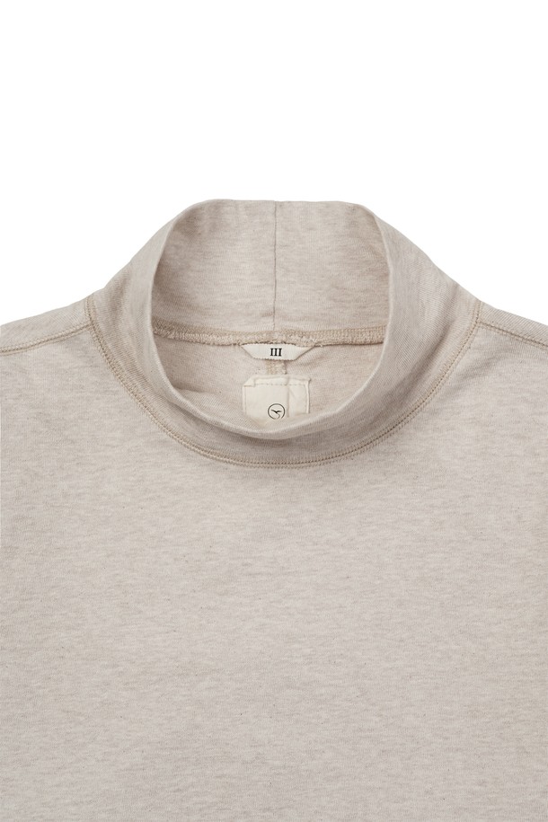 **크롭 루즈드 터틀넥 티셔츠**는 베이직하면서도 미니멀한 스타일을 추구하는 분들을 위한 아이템입니다. 가을, 겨울 시즌에 어울리는 부드러운 면 소재로 제작되었으며, 멜란지 베이지 컬러가 은은한 분위기를 자아냅니다. 루즈핏과 크롭 기장으로 트렌디함을 더하고, 배색 스티치 포인트가 밋밋함을 덜어줍니다. 터틀넥 디자인으로 보온성을 높였으며, 출근룩과 모임룩 등 다양한 TPO에 활용 가능합니다.
