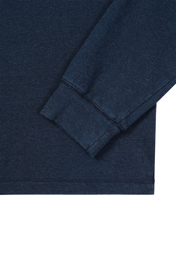 가을, 겨울 시즌에 어울리는 크롭 루즈드 터틀넥 티셔츠입니다. 부드러운 면 소재로 제작되어 편안한 착용감을 선사하며, 멜란지 컬러와 배색 스티치 포인트가 은은한 멋을 더합니다. 8cm 높이의 터틀넥 디자인과 루즈핏으로 트렌디한 스타일을 연출하며, 출근룩이나 모임룩 등 다양한 TPO에 활용 가능합니다. 미니멀, 클래식, 캐주얼 등 어떤 스타일에도 잘 어울리는 활용도 높은 아이템으로, 네이비와 차콜 두 가지 색상으로 만나보세요. 기계세탁이 가능하여 관리가 용이합니다.
