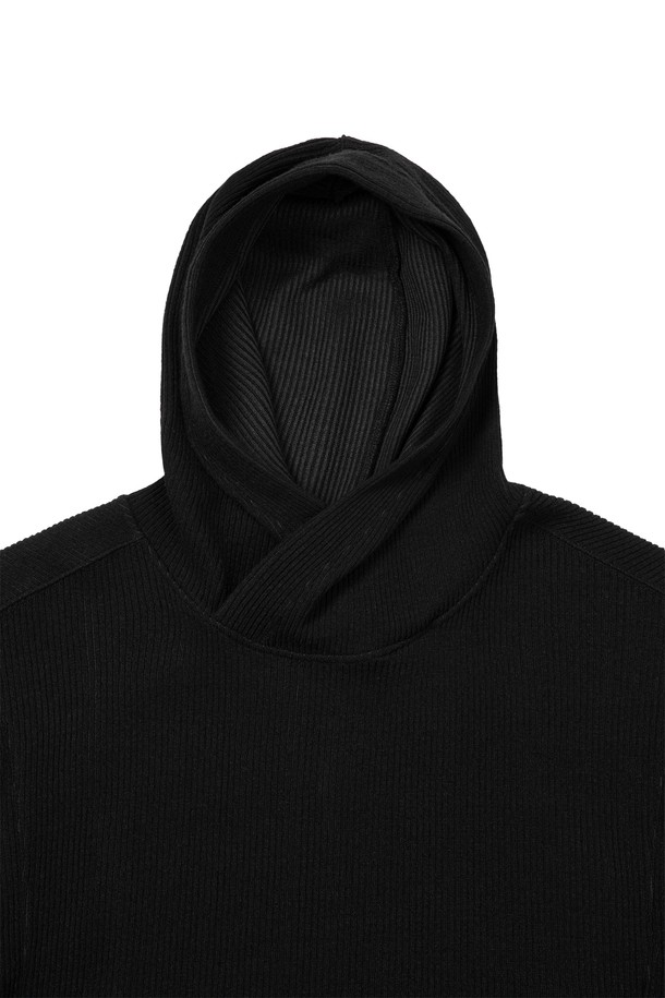 블랙 컬러의 남성용 바라클라바 후디입니다. 가을, 겨울 시즌에 어울리는 두꺼운 두께감의 루즈핏으로, 부드러운 울과 폴리에스터 혼방 소재를 사용하여 편안한 착용감을 선사합니다. 핑거홀 디테일과 립 밴드 없는 소매단, 멜란지 컬러감과 투톤 편직이 특징이며, 가먼트 워싱 처리를 통해 자연스러운 멋을 더했습니다. 미니멀, 스포티, 캐주얼 스타일을 즐기는 출근룩에 활용하기 좋습니다. 신축성이 있어 활동성을 높여줍니다.
