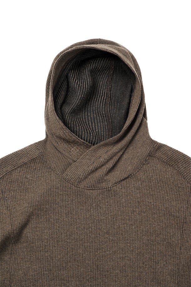 부드러운 울과 폴리에스테르 혼방 소재로 제작된 바라클라바 후디입니다. 멜란지 브라운 컬러와 골지 패턴이 포근하고 따뜻한 느낌을 주며, 가을, 겨울철에 착용하기 좋습니다. 루즈핏으로 편안한 착용감을 선사하며, 핑거홀과 배색 디테일이 돋보입니다. 후드가 있어 보온성을 높였으며, 집콕룩, 산책룩, 여행룩 등 다양한 TPO에 캐주얼, 미니멀, 스포티한 스타일로 활용하기 좋습니다. 두꺼운 두께감으로 추운 날씨에도 든든하게 몸을 감싸줍니다.
