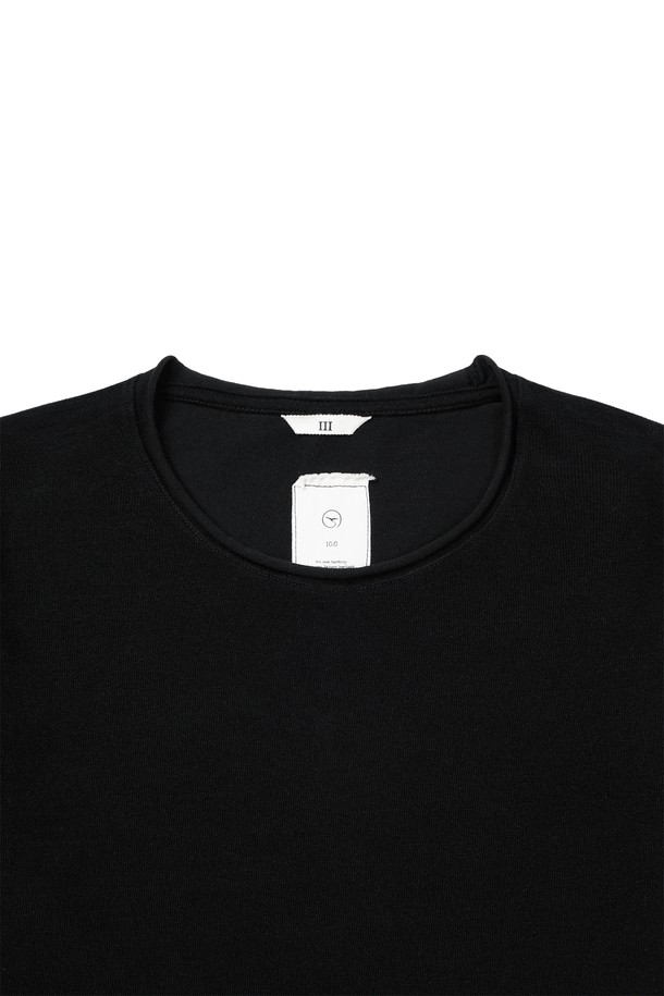 벨베티 컷 오프 롱 슬리브는 부드러운 벨벳 터치감으로 포근한 착용감을 선사합니다. 가먼트 워싱 처리로 자연스러운 멋을 더했으며, 컷오프 디테일과 어깨 제감 바인딩, 체인스티치로 포인트를 주어 미니멀하면서도 개성 있는 스타일을 연출합니다. 사계절 내내 활용 가능한 두꺼운 면 소재의 레귤러핏 티셔츠로, 출근룩이나 모임룩 등 다양한 TPO에 맞춰 클래식하고 캐주얼하게 스타일링할 수 있습니다. 라운드넥 디자인과 무지 패턴의 블랙 컬러는 어떤 코디에도 쉽게 매치되어 활용도가 높습니다.
