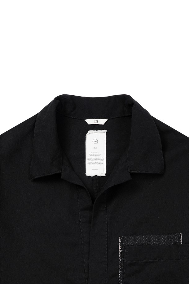 도트 패치 풀오버 셔츠는 튜닉 셔츠를 기반으로 한 젠더리스 디자인의 풀오버 셔츠입니다. 봄, 가을에 어울리는 두꺼운 면 소재로 제작되었으며, 블랙 컬러에 도트 패턴이 특징입니다. 루즈핏으로 편안함을 강조하며, 브이넥 디자인이 시원한 느낌을 줍니다. 피그먼트 염색, 기모 처리, 가먼트 워싱으로 독특한 질감을 살렸으며, 레이어드 스타일링에 용이하여 데이트룩, 모임룩, 캐주얼, 미니멀, 클래식 스타일 연출에 활용하기 좋습니다.
