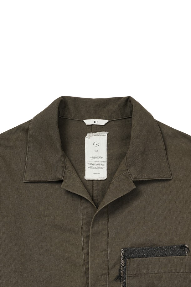 **도트 패치 풀오버 셔츠**는 남녀 모두 착용 가능한 캐주얼, 미니멀 스타일의 긴소매 셔츠입니다. 브라운 컬러의 면 소재로 제작되었으며, 튜닉 셔츠 스타일과 풀오버 디자인이 특징입니다. 뻣뻣한 촉감과 두꺼운 두께감으로 봄, 가을에 적합하며, 오버핏으로 편안하게 착용할 수 있습니다. 도트 무늬가 돋보이며, 앞 중심이 깊게 파인 브이넥 디자인으로 레이어드하여 다양한 스타일을 연출할 수 있습니다. 피그먼트 염색 기법을 사용하여 빈티지한 느낌을 더했습니다.
