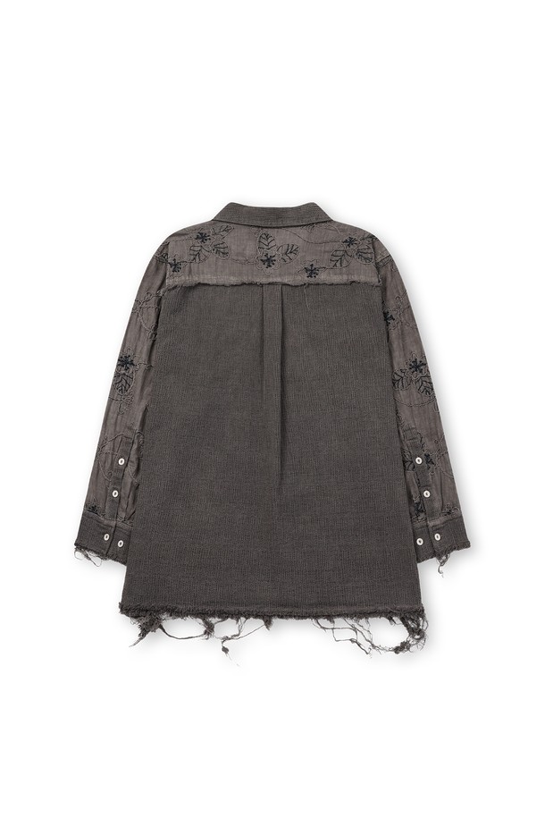 가을, 데이트룩을 위한 빈티지 무드의 다잉 플라워 셔츠입니다. 차이나칼라와 레귤러핏으로 클래식, 캐주얼, 레트로 스타일을 모두 소화합니다. 면 소재에 도톰한 두께감으로 제작되었으며, 가먼트 피그먼트 다잉 처리와 바이오 워싱을 통해 독특한 촉감을 선사합니다. 플라워 패턴과 컷오프, 올풀림 디테일이 돋보이며, 너트 단추를 사용하여 빈티지한 멋을 더했습니다. 긴 소매 기장의 레귤러핏 셔츠로, 어떤 하의와도 멋스럽게 어울립니다.
