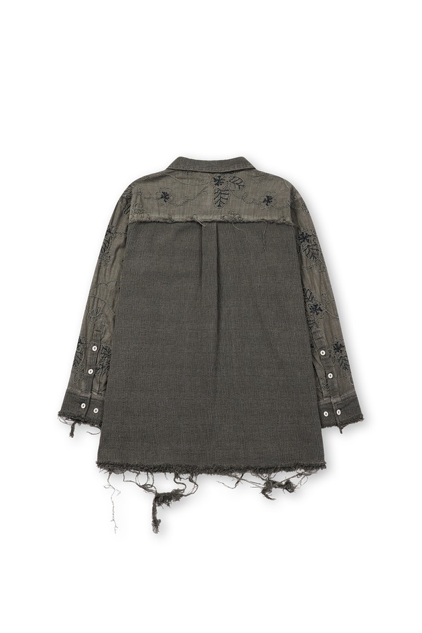 빈티지 무드의 다잉 플라워 셔츠입니다. 오프화이트 컬러 바탕에 플라워 패턴이 돋보이며, 가을에 어울리는 도톰한 두께감으로 제작되었습니다. 가먼트 피그먼트 다잉 처리와 바이오 워싱을 통해 독특한 촉감을 선사하며, 컷오프 및 올풀림 디테일로 유니크한 멋을 더했습니다. 레귤러핏으로 제작되어 편안하며, 너트 단추와 셔츠칼라 디자인으로 클래식하면서도 레트로한 스타일을 연출합니다. 데이트룩, 모임룩, 여행룩 등 다양한 TPO에 활용할 수 있는 캐주얼 셔츠입니다.
