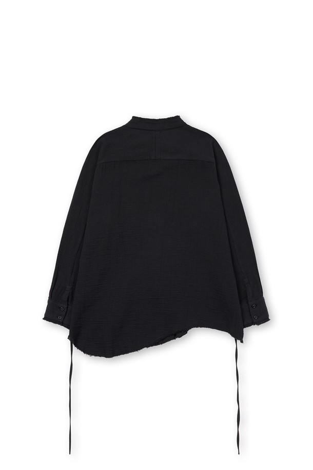 부드러운 면 소재의 거즈 이중직으로 제작되어 편안한 착용감을 선사하는 롱 셔츠입니다. 미니멀한 무드를 연출하며, 봄, 여름, 가을 세 계절 모두 활용 가능합니다. 차이나 칼라와 히든 버튼 여밈, 롱 기장으로 세련된 핏을 완성합니다. 불규칙 컷오프 마감과 레이어드 스타일, 스트링 여밈 디테일이 돋보입니다. 데이트룩, 모임룩 등 다양한 TPO에 미니멀, 클래식, 캐주얼 스타일로 연출하기 좋습니다.
