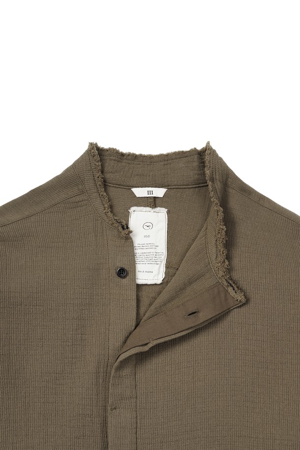 부드러운 면 소재의 거즈 레이어드 롱 셔츠입니다. 브라운 컬러의 셔츠로, 봄, 가을에 착용하기 좋습니다. 얇은 두께감과 레귤러핏으로 편안한 착용감을 선사하며, 베이직하고 캐주얼한 스타일을 연출합니다. 차이나칼라와 긴 소매, 히든버튼 여밈 방식이 특징이며, 이중직 거즈 소재와 불규칙 컷오프 마감, 동양적 여밈 방식, 스트링 디테일로 포인트를 더했습니다. 캐주얼, 미니멀, 클래식 스타일을 즐기는 남성분들께 추천합니다.
