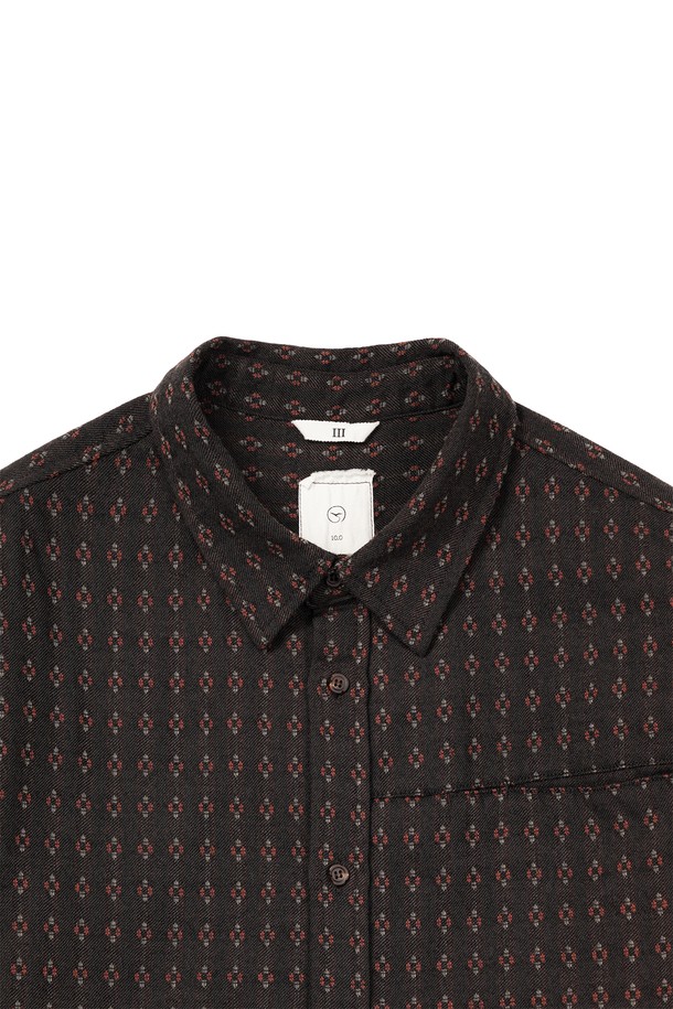 블랙 컬러의 울 자카드 셔츠입니다. 두꺼운 울 소재로 제작되어 겨울철에도 포근하게 착용할 수 있으며, 클래식한 스타일을 연출합니다. 플라워 자카드 패턴이 돋보이며, 차이나칼라와 긴 소매 기장으로 디자인되었습니다. 가먼트 워싱 처리하여 수축률을 안정화했고, 슬릿 체스트 포켓과 볼펜꽂이 기능을 더했습니다. 스탠다드핏 또는 루즈핏으로, 비즈니스 캐주얼 및 모임룩에 적합합니다.
