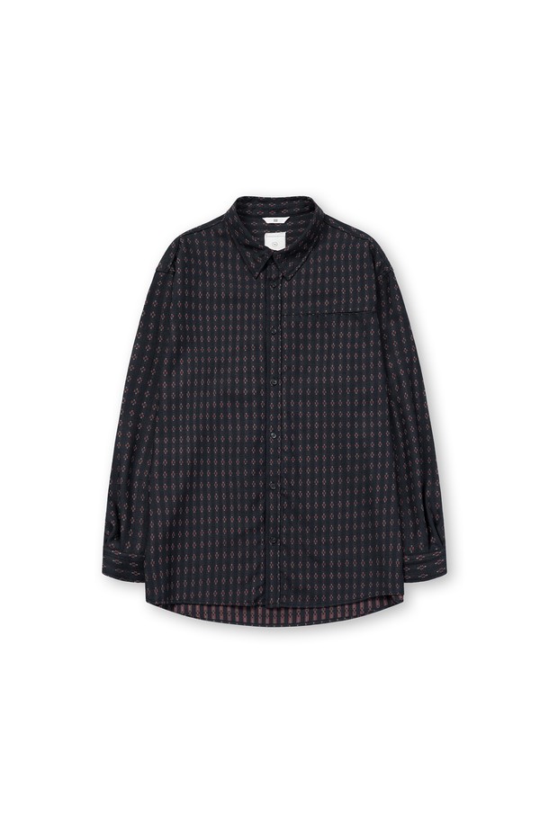 울 자카드 셔츠는 클래식하고 베이직한 스타일을 추구하는 남성들을 위한 겨울철 필수 아이템입니다. 블랙과 차콜 두 가지 색상으로 출시되었으며, 울 100% 소재로 제작되어 포근한 촉감을 선사합니다. 가먼트 워싱 처리를 통해 수축률을 안정화했으며, 슬릿 체스트 포켓과 볼펜꽂이 기능을 더하여 실용성을 높였습니다. 스탠다드핏 또는 루즈핏으로, 비즈니스 캐주얼, 출근룩, 모임룩 등 다양한 TPO에 활용 가능합니다. 자카드 플라워 패턴과 칼라 디자인이 돋보이는 긴 소매 셔츠로, 미니멀하고 시크한 스타일을 완성해보세요.
