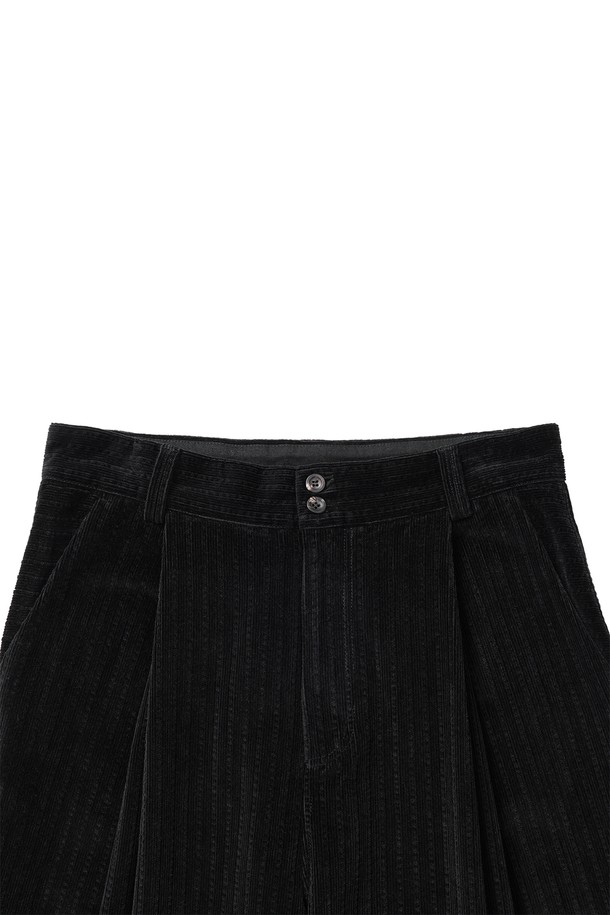 세련된 남성 출근룩을 완성하는 투 턱 코듀로이 팬츠입니다. 부드러운 코듀로이, 면, 폴리우레탄 혼방 소재로 제작되어 가을과 겨울, 따뜻하고 편안한 착용감을 선사합니다. 클래식하고 캐주얼한 무드를 넘나드는 벌룬핏과 무지 디자인은 미니멀한 스타일을 연출하며, 투 턱 디테일이 은은한 포인트를 더합니다. YKK 금속 지퍼, 소뿔 단추, 후면 비대칭 포켓, 가먼트 워싱 처리 등 섬세한 마감으로 완성도를 높였습니다. 블랙 컬러의 루즈핏 긴바지로, 어떤 상의와도 매치하기 용이합니다.
