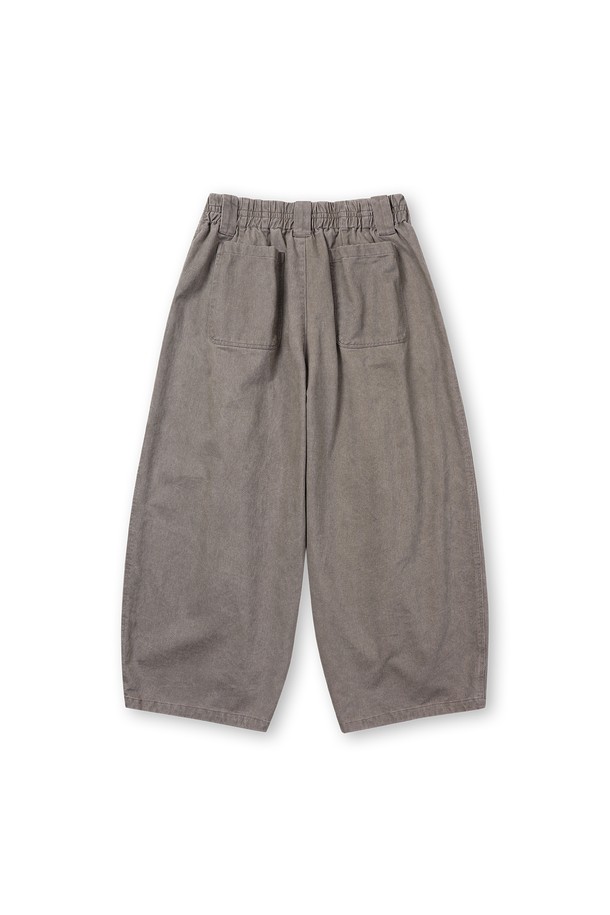 부드러운 면 소재에 도톰한 두께감으로 제작된 남성용 "문 자" 팬츠입니다. 그레이 컬러의 무지 디자인으로 미니멀하고 모던한 스타일을 연출하며, 편안한 루즈핏과 와이드, 벌룬핏의 조화로 트렌디함을 더했습니다. 피그먼트 염색, 바이오 워싱 가공, 2차 가먼트 워싱을 거쳐 빈티지한 매력을 살렸으며, 부드러운 촉감으로 편안한 착용감을 선사합니다. 소뿔 단추와 YKK 나일론 지퍼, 크롭 기장으로 디테일을 더해 산책룩, 집콕룩, 캐주얼, 클래식 등 다채로운 스타일링을 완성할 수 있습니다.
