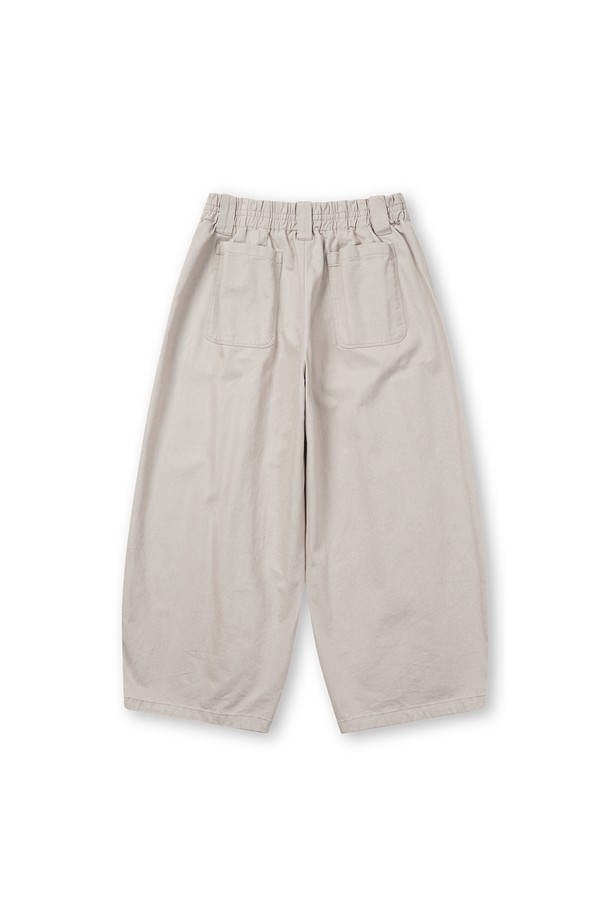 부드러운 면 소재로 제작되어 편안한 착용감을 선사하는 문 자 팬츠입니다. 그레이 컬러에 동양적, 빈티지 무드를 더했으며, 봄, 여름, 가을 3계절 모두 활용 가능한 실용적인 아이템입니다. 벌룬핏과 루즈핏으로 활동성을 높였으며, 크롭 기장으로 트렌디한 스타일을 연출합니다. 피그먼트 염색, 바이오 워싱 가공, 기모 처리, 소뿔 단추, YKK 나일론 양면지퍼, 2차 가먼트 워싱 등 섬세한 디테일로 완성도를 높였습니다. 산책룩, 집콕룩, 캐주얼, 미니멀, 스트리트 스타일을 모두 소화 가능한 만능 팬츠입니다.
