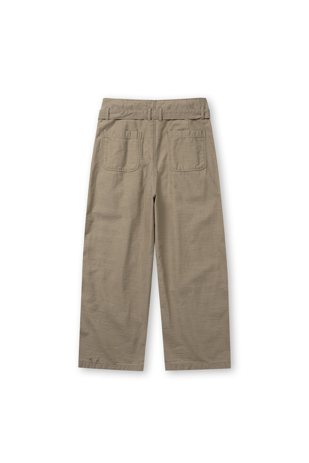 부드러운 면 소재의 슬럽 플리츠 벨티드 팬츠입니다. 빈티지하고 캐주얼한 스타일을 연출하기 좋으며, 봄, 가을에 착용하기 적합합니다. 루즈핏 와이드 레그 디자인으로 편안한 착용감을 선사하며, 벨트가 포함되어 있어 허리 라인을 잡아줍니다. 6개의 단추 디테일과 YKK 스냅 여밈, 가먼트 워싱 처리를 통해 완성도를 높였습니다. 베이지 컬러의 긴바지로, 일상생활에서 폭넓게 활용할 수 있습니다.
