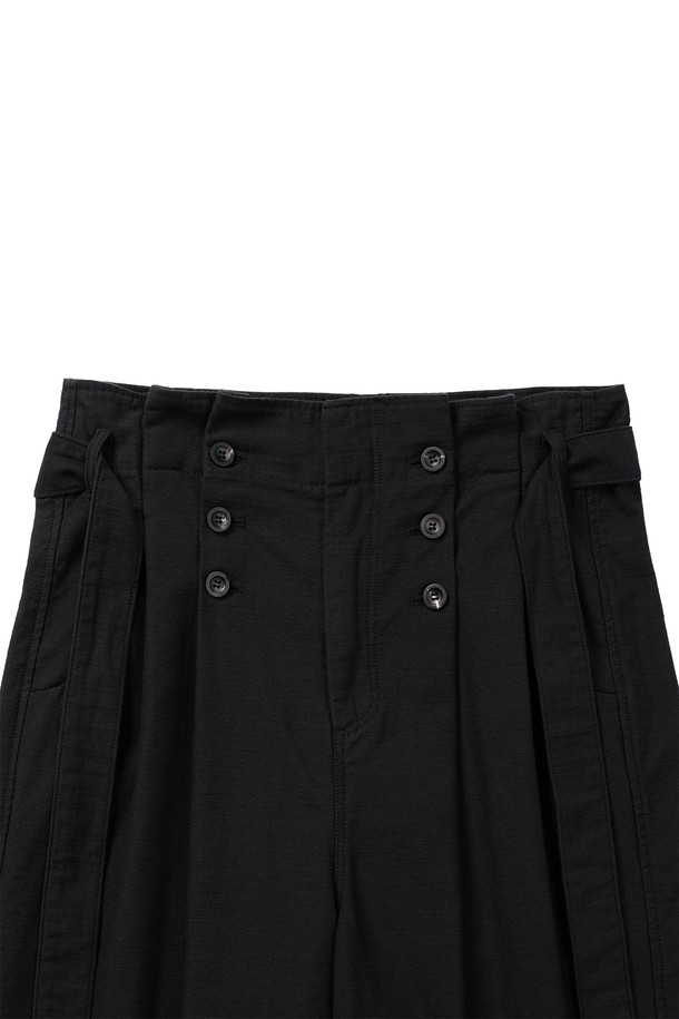 세련된 분위기를 연출하는 남성용 슬럽 플리츠 벨티드 팬츠입니다. 빈티지하면서도 캐주얼한 스타일로, 출근룩이나 비즈니스 캐주얼에 활용하기 좋습니다. 넉넉한 레귤러핏에 면 소재의 부드러운 촉감이 편안한 착용감을 선사합니다. 슬럽 패턴으로 은은한 멋을 더했으며, 6개의 소뿔 단추와 YKK 스냅 여밈, 허리 사이즈 조절 기능으로 실용성을 높였습니다. 가먼트 워싱 처리로 자연스러운 멋을 살린 블랙 컬러의 긴바지입니다.
