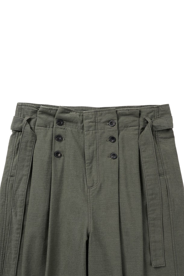 **슬럽 플리츠 벨티드 팬츠**는 봄, 여름, 가을 시즌에 착용하기 좋은 남성용 바지입니다. 카키와 올리브 두 가지 색상으로 출시되었으며, 슬럽 패턴의 면 소재로 제작되어 부드러운 촉감을 자랑합니다. 얇은 두께감과 루즈핏 와이드 스타일로 편안한 착용감을 선사하며, 6개의 소뿔 단추와 YKK 스냅 여밈, 가먼트 워싱 처리를 통해 빈티지하면서도 캐주얼한 무드를 연출합니다. 허리 사이즈 조절이 가능한 벨트형 밴딩 디자인으로, 일상복으로 활용하기 좋습니다.
