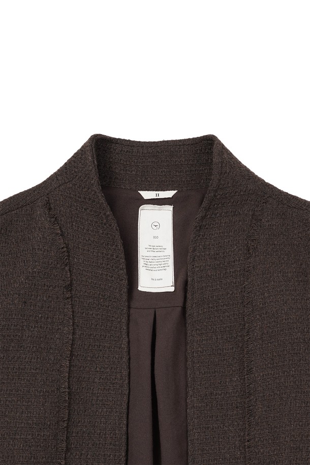세련된 무드의 카라리스 트위드 가디건입니다. 울과 폴리에스터 혼방 소재로 제작되어 간절기에 포근함을 선사하며, 레귤러핏 디자인으로 편안하게 착용할 수 있습니다. 브라운, 다크브라운 두 가지 색상으로 출시되었으며, 모던하고 미니멀한 스타일을 연출하기 좋습니다. 칼라리스 디자인과 구김이 적은 소재, 기계세탁 가능하여 실용성을 높였습니다. 출근룩과 모임룩, 그리고 클래식, 미니멀, 캐주얼 등 다양한 스타일과 매치하여 멋스러운 룩을 완성해보세요.
