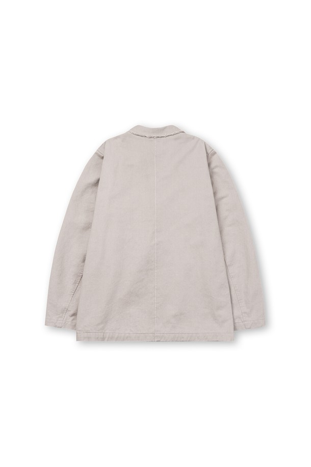 빈티지 컷 오프 블레이저는 남성용 아우터로, 봄, 가을에 착용하기 좋습니다. 베이지와 그레이 두 가지 색상으로 출시되었으며, 컷 오프 디테일과 가먼트 워싱, 피그먼트 염색 기법이 빈티지한 무드를 더합니다. 스탠드업 칼라와 패드리스 디자인으로 편안한 착용감을 선사하며, 루즈핏과 싱글 버튼 여밈으로 캐주얼하고 클래식한 스타일을 연출합니다. 면 소재의 도톰한 두께감과 부드러운 촉감, 긴 소매 기장이 특징이며, 출근룩과 비즈니스 캐주얼에 활용하기 좋습니다.
