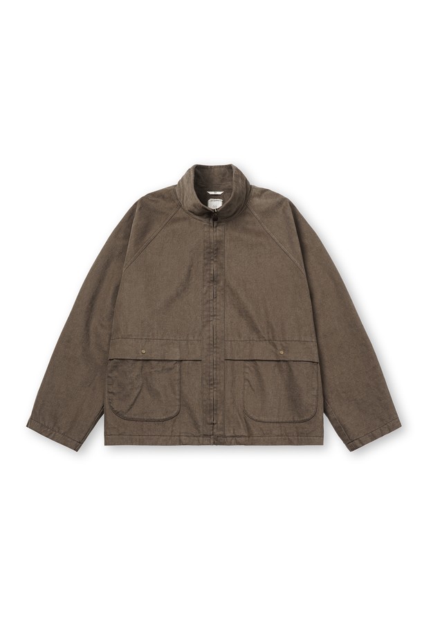 미니멀하고 세련된 남성용 크롭 하이넥 블루종입니다. 부드러운 면 소재로 제작되어 편안한 착용감을 선사하며, 봄, 가을 간절기에 적합합니다. 하이넥 칼라와 YKK 엔틱 골드 지퍼, 리얼 가죽 지퍼 풀러 디테일이 고급스러운 무드를 더합니다. 가먼트 워싱 처리로 자연스러운 멋을 살렸으며, 큐프라, 폴리에스터, 면 혼방 안감으로 활동성을 높였습니다. 데이트룩, 출근룩, 모임룩 등 다양한 TPO에 활용 가능한 레귤러핏 블루종입니다.
