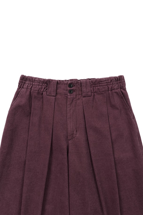 부드러운 면 소재에 톤 다운된 퍼플 컬러가 매력적인 "문 자" 팬츠입니다. 동양적인 무드와 빈티지한 감성을 동시에 느낄 수 있으며, 사계절 내내 활용하기 좋습니다. 벌룬핏 루즈핏 디자인에 크롭 기장으로 트렌디함을 더했고, 피그먼트 염색과 바이오 워싱 가공, 2차 가먼트 워싱을 거쳐 자연스러운 멋을 살렸습니다. 밴딩 이밴드와 소뿔 단추, YKK 나일론 양면지퍼 디테일로 편안함과 퀄리티를 높였으며, 산책룩이나 집콕룩, 캐주얼 및 미니멀 스타일 모두 소화 가능합니다. 도톰한 두께감과 부드러운 촉감으로 편안하게 착용할 수 있습니다.
