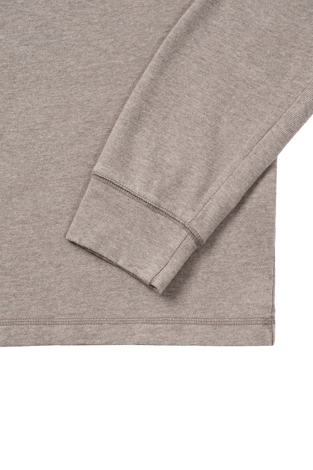 멜란지 컬러의 크롭 루즈드 터틀넥 티셔츠입니다. 면 소재로 제작되어 부드러운 촉감을 선사하며, 가을/겨울 시즌에 착용하기 좋습니다. 8cm 높이의 터틀넥 디자인과 배색 컬러 스티치 포인트가 특징이며, 넥 너비가 넓어 입고 벗기 용이합니다. 루즈핏으로 편안한 착용감을 제공하며, 베이직한 스타일로 출근룩, 모임룩, 클래식, 미니멀, 캐주얼 등 다양한 TPO와 스타일에 매치하기 좋습니다. 긴소매와 두꺼운 두께감으로 따뜻하게 착용할 수 있습니다.
