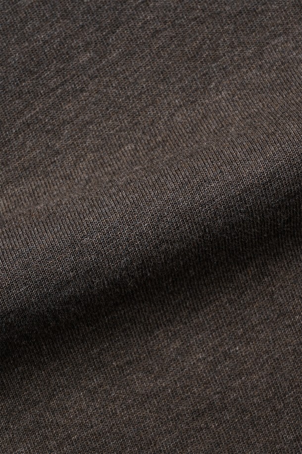 가을, 겨울 시즌, 남성을 위한 크롭 루즈드 터틀넥 티셔츠입니다. 차콜, 네이비 두 가지 멜란지 컬러로 출시되었으며, 베이직하고 미니멀한 스타일을 연출합니다. 부드러운 면 소재에 두꺼운 두께감으로 포근함을 더하고, 8cm 높이의 터틀넥 디자인이 특징입니다. 배색 스티치 포인트와 루즈핏, 긴 소매 기장으로 트렌디함을 강조했으며, 일상 및 출근룩에 활용하기 좋습니다. 기계 세탁이 가능하여 관리가 용이합니다.
