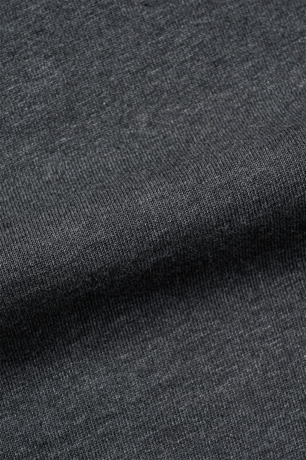 **크롭 루즈드 터틀넥 티셔츠**는 가을, 겨울 시즌에 어울리는 여성 및 남성 공용 티셔츠입니다. 부드러운 면 소재로 제작되었으며, 멜란지 컬러와 배색 스티치 포인트가 특징입니다. 루즈핏 크롭 기장으로 트렌디한 스타일을 연출하며, 8cm 높이의 터틀넥 디자인으로 보온성을 높였습니다. 네이비와 차콜 두 가지 색상으로 출시되었으며, 출근룩과 모임룩, 미니멀, 클래식, 캐주얼 스타일에 모두 잘 어울립니다. 기계 세탁이 가능하여 관리가 용이합니다.
