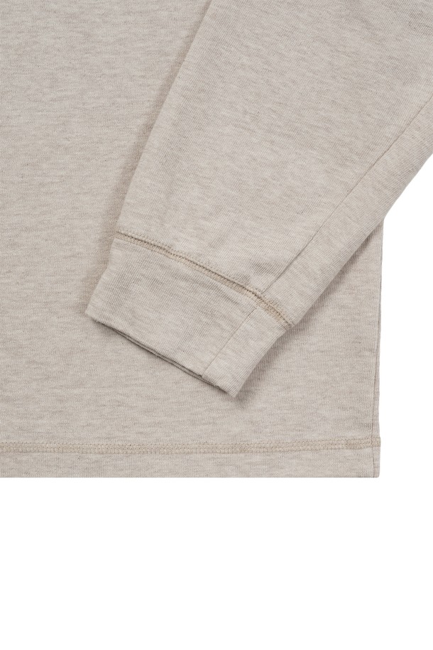 **크롭 루즈드 터틀넥 티셔츠**는 베이직하면서도 미니멀한 스타일을 추구하는 분들을 위한 아이템입니다. 가을, 겨울 시즌에 어울리는 부드러운 면 소재로 제작되었으며, 멜란지 베이지 컬러가 은은한 분위기를 자아냅니다. 루즈핏과 크롭 기장으로 트렌디함을 더하고, 배색 스티치 포인트가 밋밋함을 덜어줍니다. 터틀넥 디자인으로 보온성을 높였으며, 출근룩과 모임룩 등 다양한 TPO에 활용 가능합니다.
